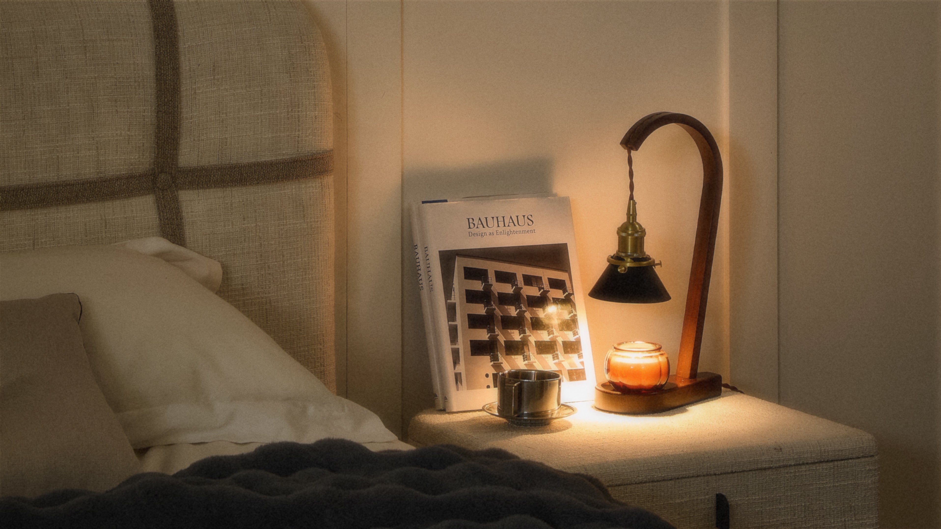 HUGA_COLLECTIVE_VESPER_CANDLE_WARMER_LAMP-Lifestyle_57ac0a15-3c3f-48a8-a51e-5c5bdd73058f.jpg